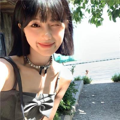 皎若云间月